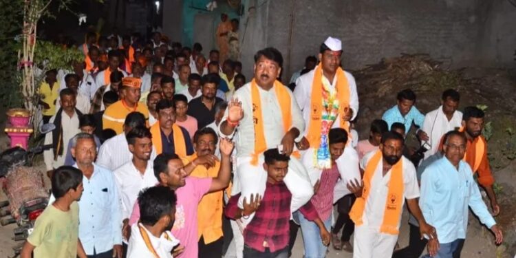 चाळीसगाव तालुक्यात तरुणांनी फटाक्यांच्या आतिषबाजीत केले उमेदवाराचे स्वागत