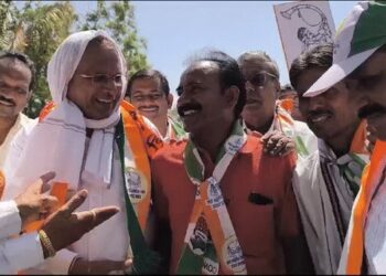 मविआचे उमेदवार श्रीराम पाटील यांच्यासाठी तरुणाचा अनवाणी प्रचार