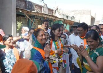भाजप उमेदवार स्मिता वाघ यांच्या “डोअर टू डोअर” प्रचाराला मिळतोय प्रतिसाद