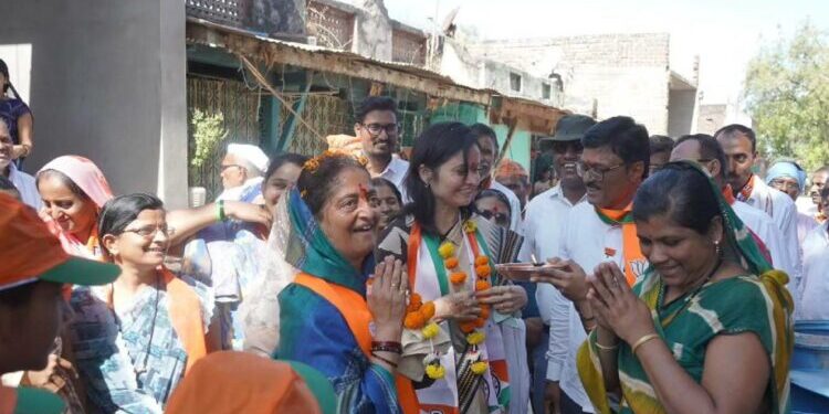 भाजप उमेदवार स्मिता वाघ यांच्या “डोअर टू डोअर” प्रचाराला मिळतोय प्रतिसाद