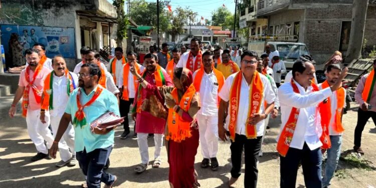 स्मिता वाघ यांनी एरंडोल तालुक्यात साधला ग्रामस्थांशी संवाद