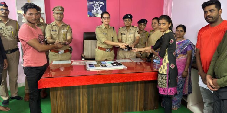 गहाळ झालेले १२ मोबाईल हस्तगत करून नागरिकांना केले परत