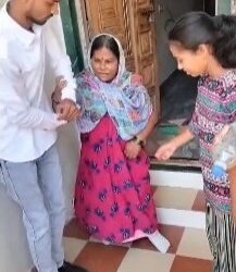 मेहरुणमध्ये वृद्ध, दिव्यांग मतदारांना विचार वारसा फाउंडेशनने केली मदत