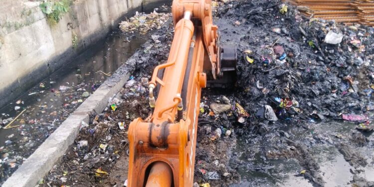 पाचोरा शहरात मान्सूनपूर्व नालेसफाईच्या कामाला सुरुवात