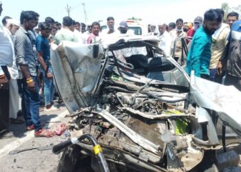 भरधाव बस कारवर आदळली : आईसह दोन्ही मुलांचा मृत्यू, बालक गंभीर