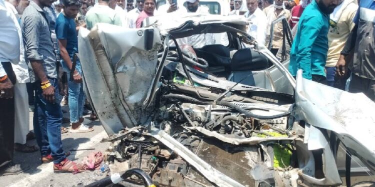 भरधाव बस कारवर आदळली : आईसह दोन्ही मुलांचा मृत्यू, बालक गंभीर