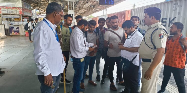 भुसावळ रेल्वे विभागाची अनधिकृत फेरीवालेविरोधात कडक मोहीम