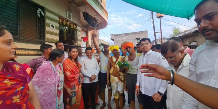 जळगाव खुर्द येथील बारागाड्या उत्सवाला डॉ. केतकी   पाटील यांची हजेरी