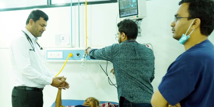 ऑरगॅनो फॉस्फोरसच्या विषबाधेने मरणाच्या दारात पोहोचलेल्या बालिकेचा पुर्नजन्म