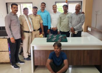 फिरायला जाणे भोवले, ७ मुलींचे मोबाईल चोरट्यांनी लांबविले !