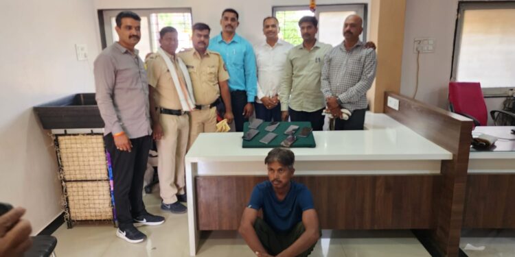 फिरायला जाणे भोवले, ७ मुलींचे मोबाईल चोरट्यांनी लांबविले !