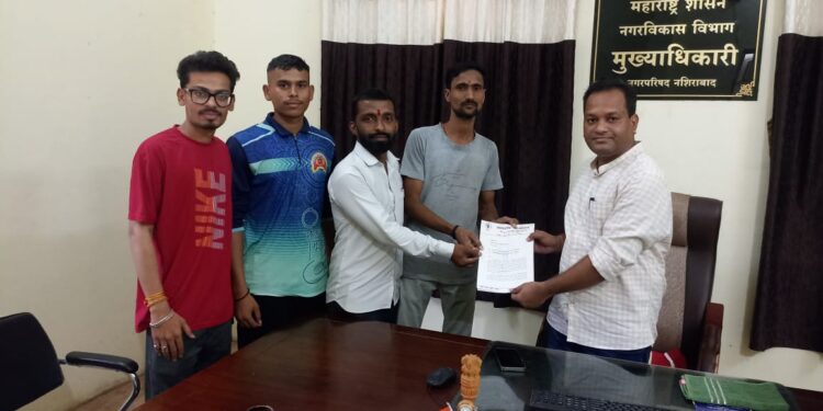 नशिराबाद येथे खड्डे, आसाऱ्यांमुळे ग्रामस्थांना जीवघेणे त्रास