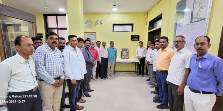 शासकीय वैद्यकीय महाविद्यालयात स्वातंत्र्यवीर सावरकर यांच्या जयंतीनिमित्त अभिवादन