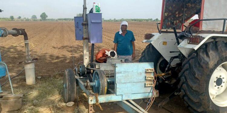 केळी बागा वाचविण्यासाठी शेतकऱ्यांची धडपड