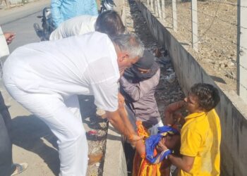 कानळदा रस्त्यावर दुचाकीचा अपघात, जखमींना लकी टेलर यांनी कारमधून रुग्णालयात केले दाखल