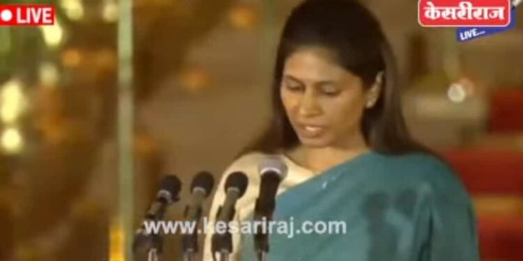 “मी रक्षा निखिल खडसे शपथ घेते की,…”