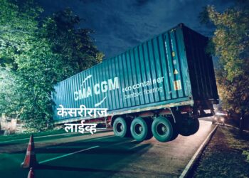 अवजड कंटेनरचा अपघात : वाहतूक सुरळीत करण्यासाठी पोलिसांचे प्रयत्न सुरू