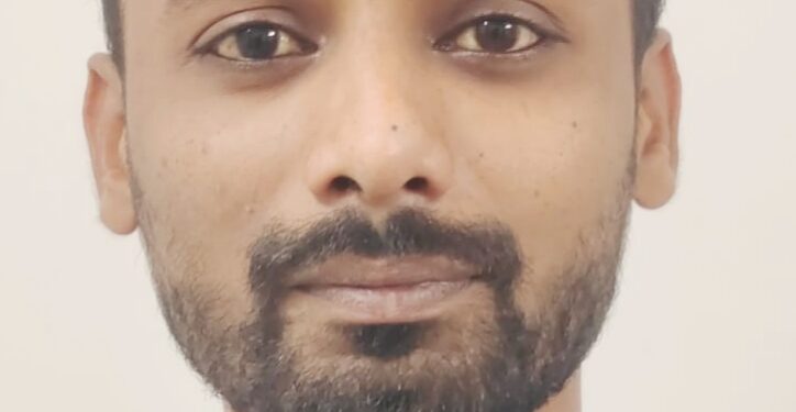 भीषण अपघातात दुचाकी डिव्हायडरवर धडकली : तरुण ठार, दोन जखमी