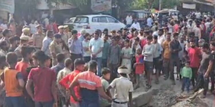 वाळूने भरलेला ट्रक नियंत्रणाबाहेर ; ८ जणांच्या मृत्यूला ठरला कारणीभूत