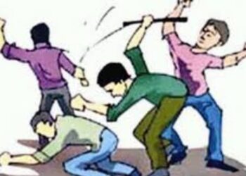 रेल्वे स्टेशन परिसरात रिक्षाचालकाची दादागिरी, शिक्षकाला केली लाकडी फळीने जबर मारहाण !