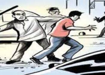 जेवणाचे पैसे मागितल्यामुळे हॉटेल चालकाला दोघांनी केली जबर मारहाण
