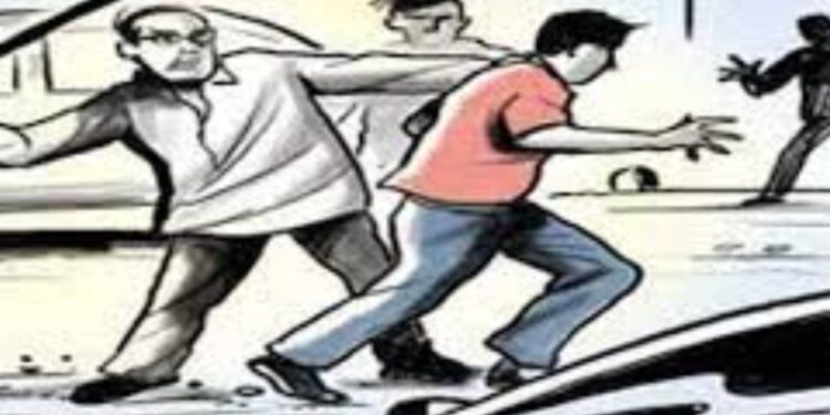 जेवणाचे पैसे मागितल्यामुळे हॉटेल चालकाला दोघांनी केली जबर मारहाण