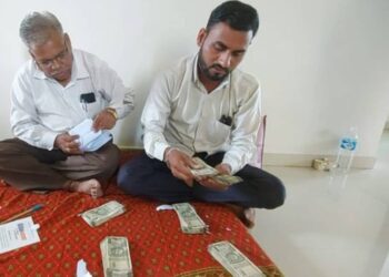 मनमाड, येवल्यात पैशांची पाकिटे जप्त : शिक्षक मतदारांना पैसे वाटण्याचा प्रकार उघडकीस, दोघांना अटक