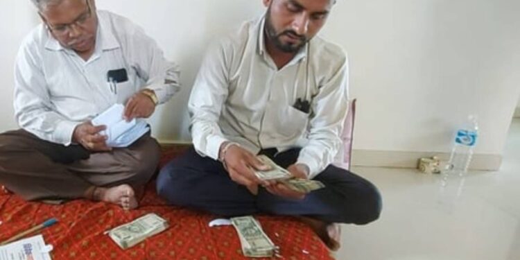 मनमाड, येवल्यात पैशांची पाकिटे जप्त : शिक्षक मतदारांना पैसे वाटण्याचा प्रकार उघडकीस, दोघांना अटक