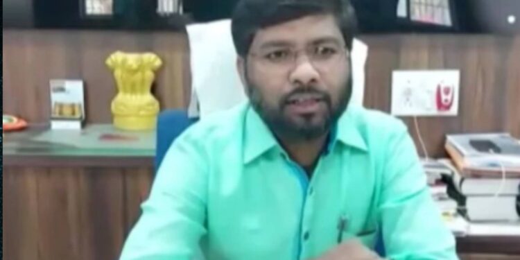 महानगरपालिकेच्या आयुक्तांसह लिपिकाने मागितली ८ लाखांची लाच, दोघे फरार !