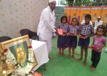 शिरसोली येथे हिराबाई पाटील विद्यालयात जगतराव पाटील यांच्या वादिवसानिमित्त विद्यार्थ्यांना शालेय साहित्य वाटप