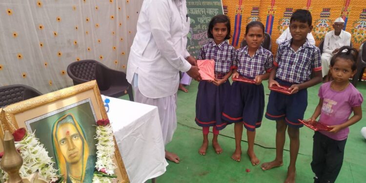 शिरसोली येथे हिराबाई पाटील विद्यालयात जगतराव पाटील यांच्या वादिवसानिमित्त विद्यार्थ्यांना शालेय साहित्य वाटप