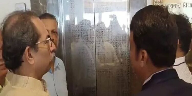 देवेंद्र फडणवीस ,उद्धव ठाकरे यांनी लिफ्टमधून साधला संवाद