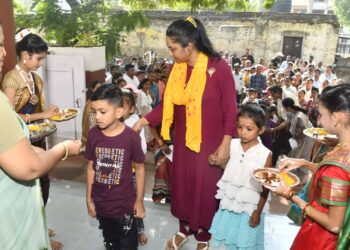 अनुभूती इंग्लिश स्कूलच्या पहिल्या इयत्तेतील शिशूंचे स्वागत