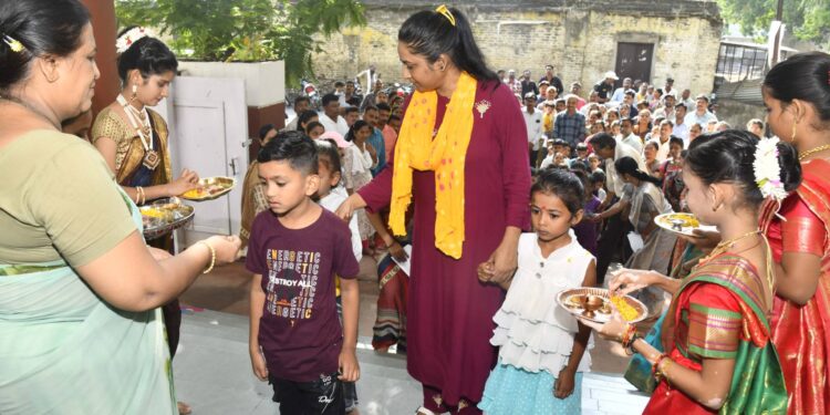 अनुभूती इंग्लिश स्कूलच्या पहिल्या इयत्तेतील शिशूंचे स्वागत