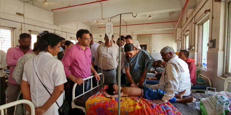 चोपडा, अडावद ग्रामीण रुग्णालयातील विषबाधेच्या रुग्णांची डॉ केतकी पाटील यांनी केली विचारपूस