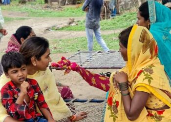 भाजपच्या डॉ. केतकी पाटील यांनी घेतली पीडित बालिकेच्या परिवाराची भेट