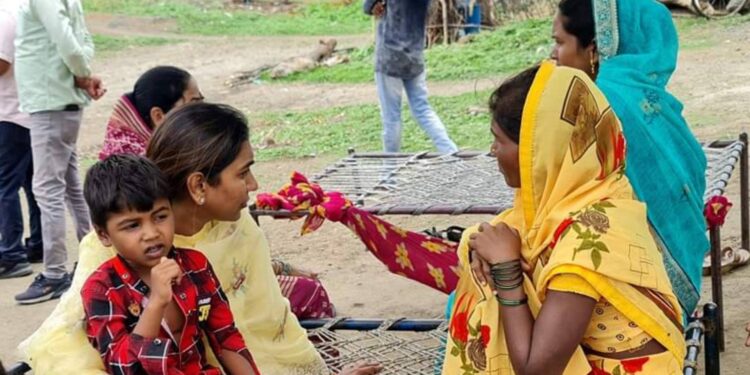 भाजपच्या डॉ. केतकी पाटील यांनी घेतली पीडित बालिकेच्या परिवाराची भेट