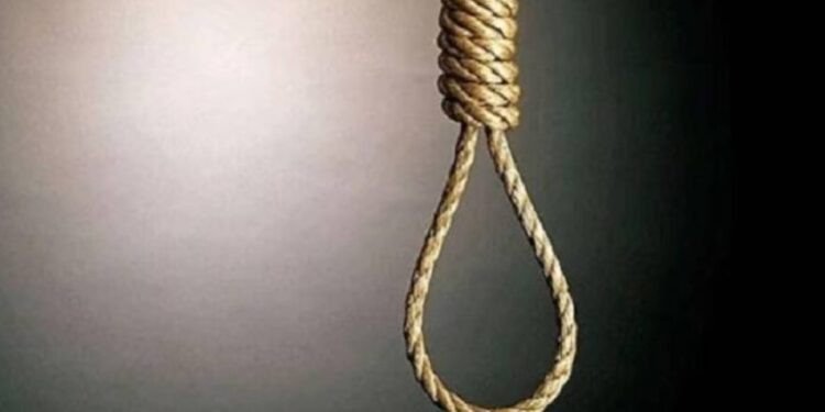 प्रौढाची राहत्या गळफास घेऊन आत्महत्या