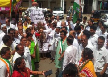 सत्ताधाऱ्यांच्या फलकावर चिखलफेक आंदोलन : काँग्रेसकडून पेपरफुटी प्रकरणाचा निषेध