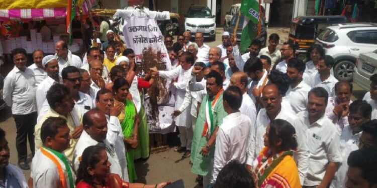 सत्ताधाऱ्यांच्या फलकावर चिखलफेक आंदोलन : काँग्रेसकडून पेपरफुटी प्रकरणाचा निषेध