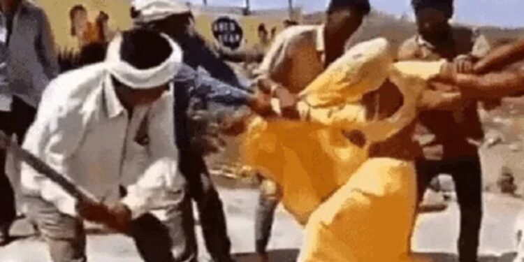 मध्यप्रदेशात महिलेला चार जणांकडून लाठीने मारहाण (पहा व्हिडीओ )