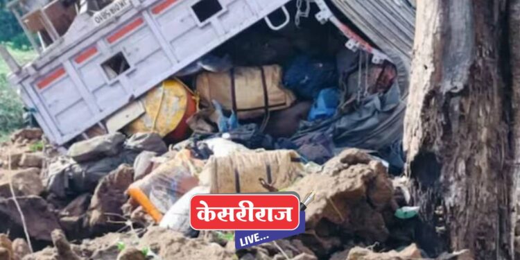 नक्षलवाद्यांच्या हल्ल्यात २ जवान शहीद