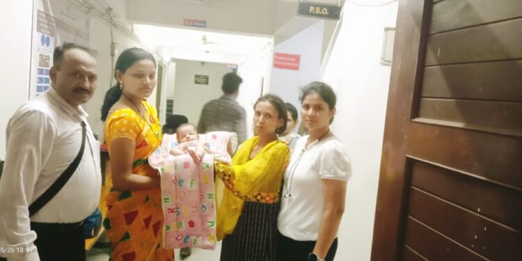 पतीने पळवून नेलेले बाळ अखेर पत्नीच्या कुशीत, पोलिसांच्या मदतीने शोधण्यात मिळाले यश