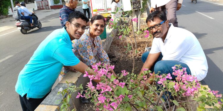 वैद्यकीय अधीक्षक डॉ. विजय गायकवाड यांनी वाढदिवसानिमित्त लावली ६५ झाडे