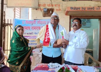 लोहारा ग्रा. पं. कर्मचारी सुभाष बाविस्कर यांचा ग्रामस्थांकडून सपत्नीक सत्कार