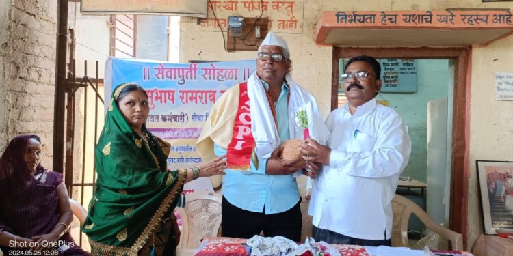 लोहारा ग्रा. पं. कर्मचारी सुभाष बाविस्कर यांचा ग्रामस्थांकडून सपत्नीक सत्कार