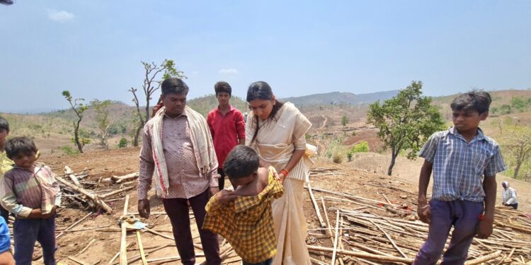 थोरपाणी पाड्यातील मृतांच्या नातेवाईकांचे डॉ केतकी पाटील यांच्याद्वारे सांत्वन
