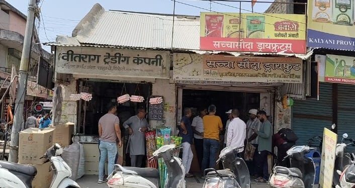 जळगावात चोरट्यांचा “सच्चा सौदा” दुकानावर डल्ला, साडेचार लाख पळविले !