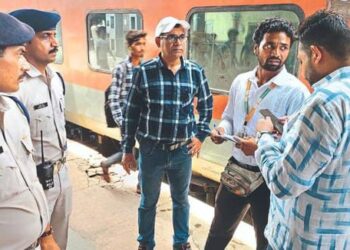 विनातिकीट प्रवाशांसह धुम्रपान करणारे, अनधिकृत विक्रेत्यांवर रेल्वे प्रशासनातर्फे कारवाई