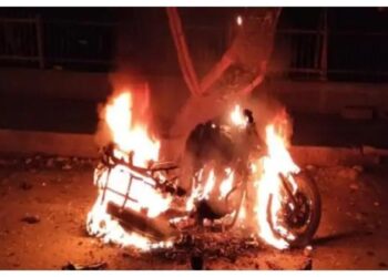 बहिणीकडे आलेल्या भावाची दुचाकी दोघांनी पेटवली